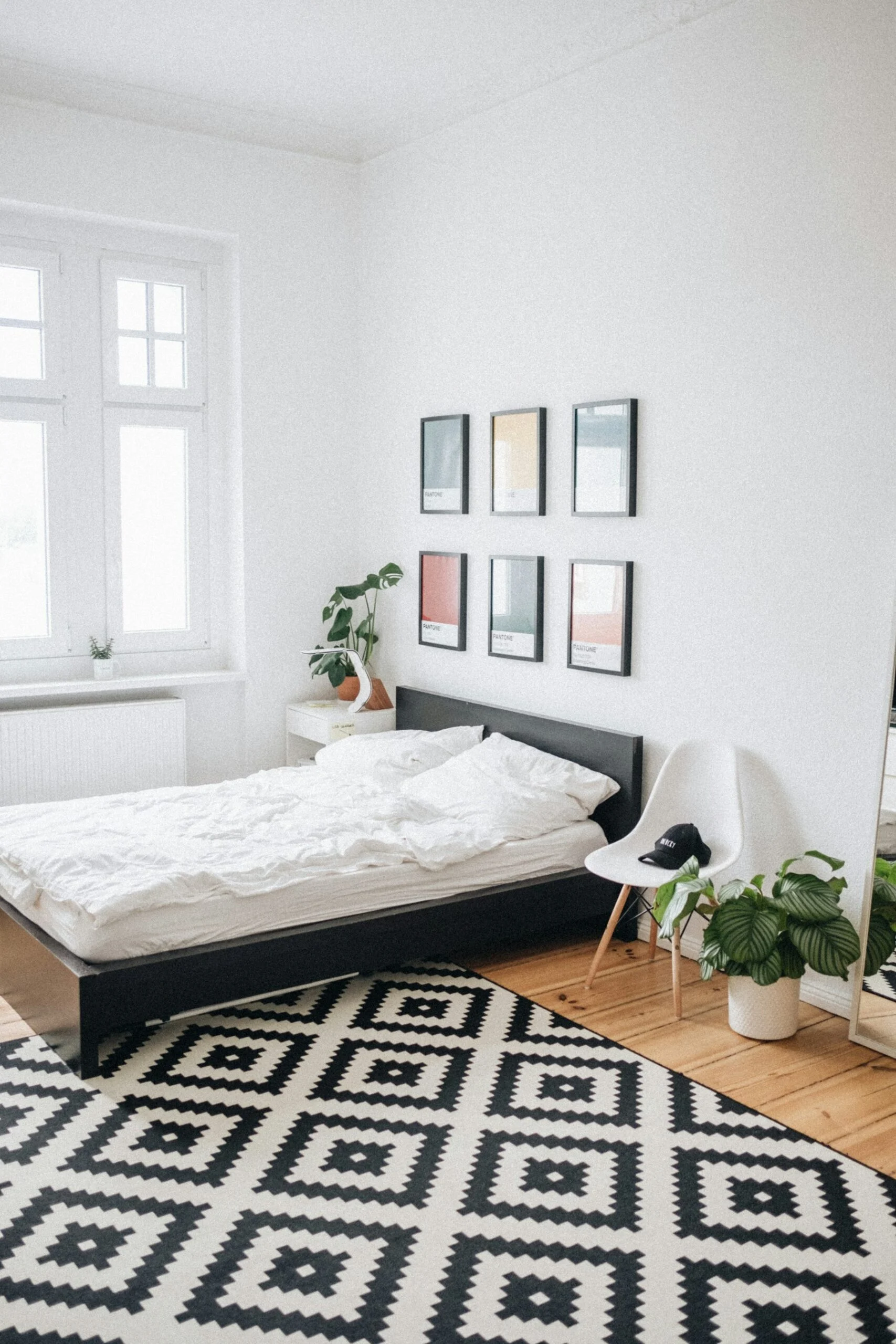 Detail kliky a zámkové vložky na moderních dveřích